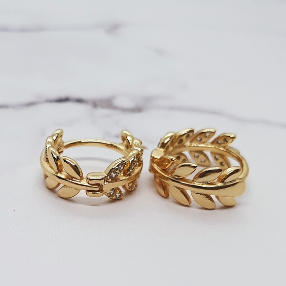 18ct Gold Olive Leaf Huggie Hoop Earrings - Picture 2 of 3